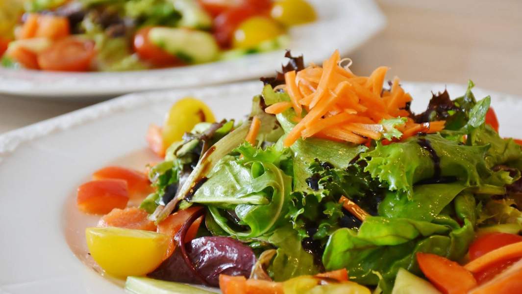 тарелка с салатом