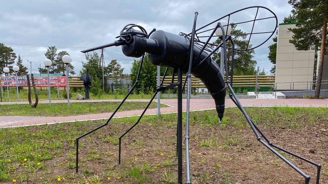  Памятник комару