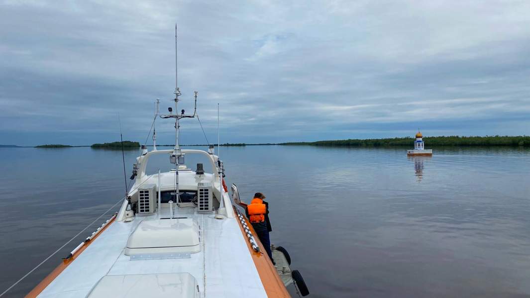 Плавучая часовня в месте слияния Иртыша и Оби