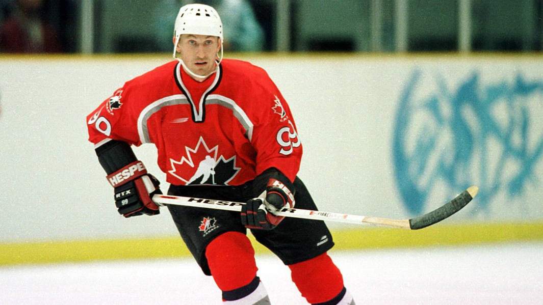 Уэйн Гретцки — канадский хоккеист, центральный нападающий. Один из самых известных спортсменов XX века. В 1978—1988 годах выступал за клуб «Эдмонтон Ойлерз», с которым четыре раза выигрывал Кубок Стэнли