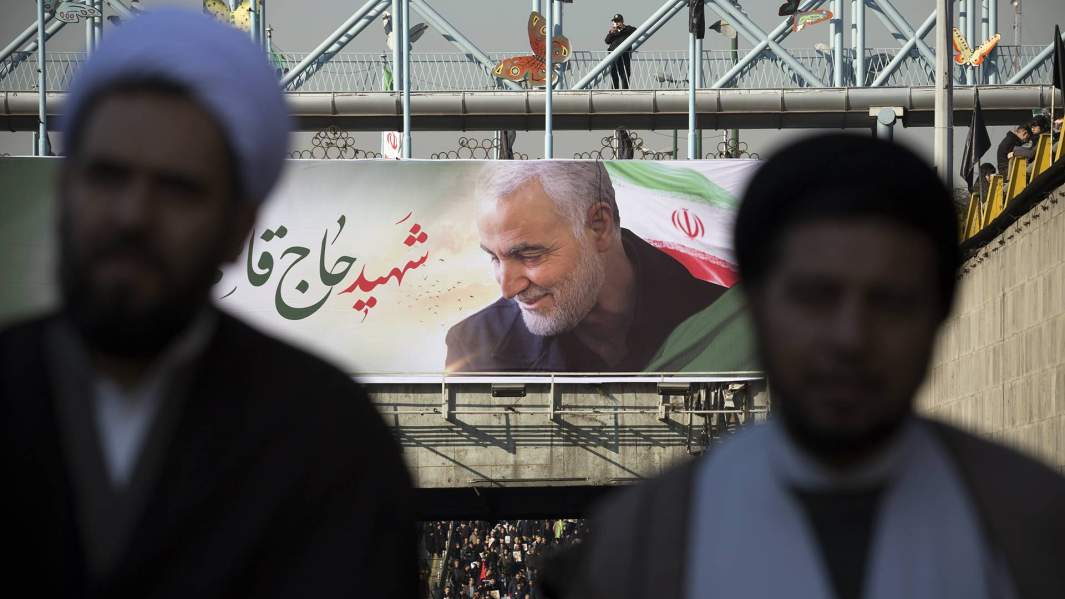 Процессия людей на улицах Багдада в день похорон Касема Сулеймани