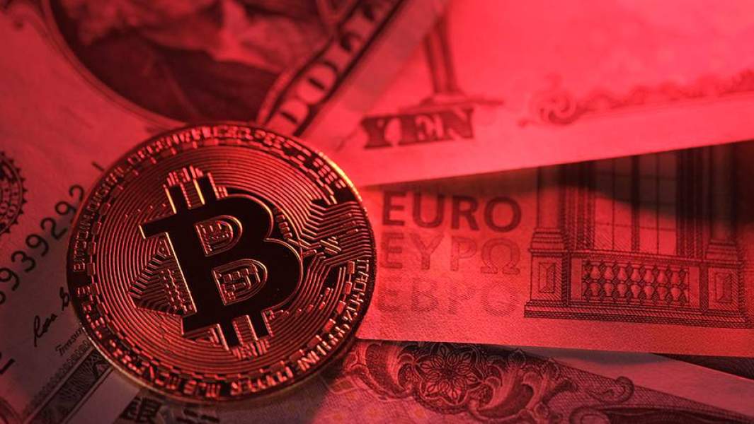 Биткоин и денежные купюры