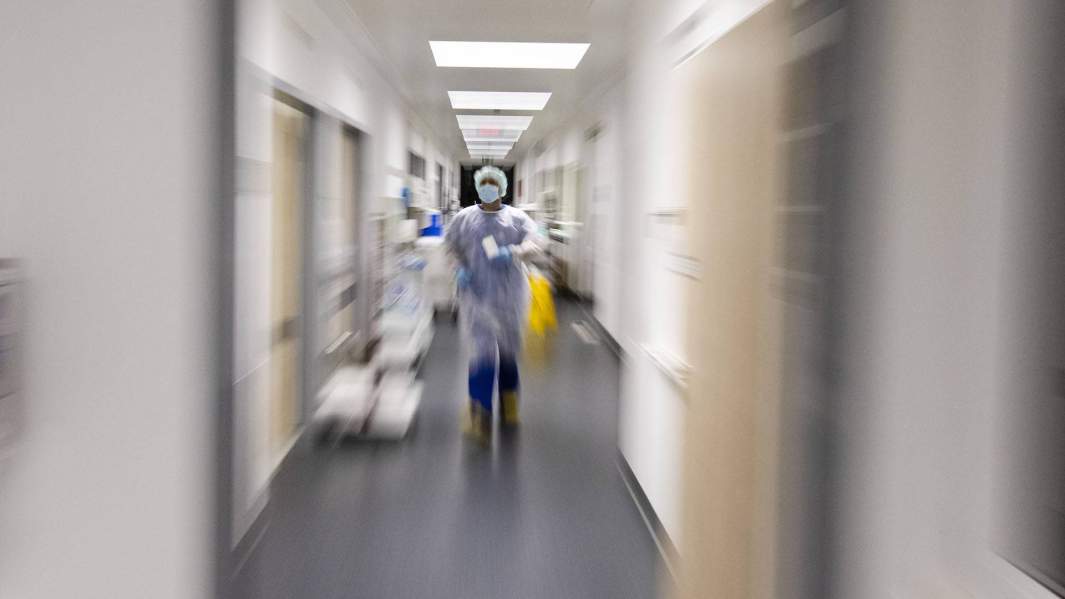 Наплевать и лечить: ученые предскажут тяжесть COVID-19 по слюне