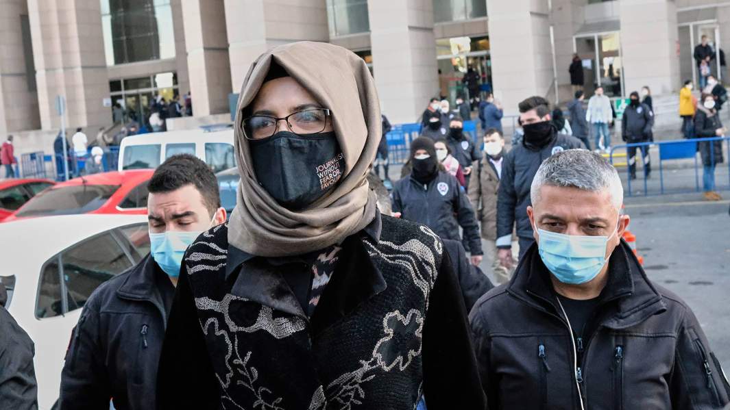 Хатидже Дженгиз, невеста убитого журналиста Джамаля Хашогги, покидает здание суда 