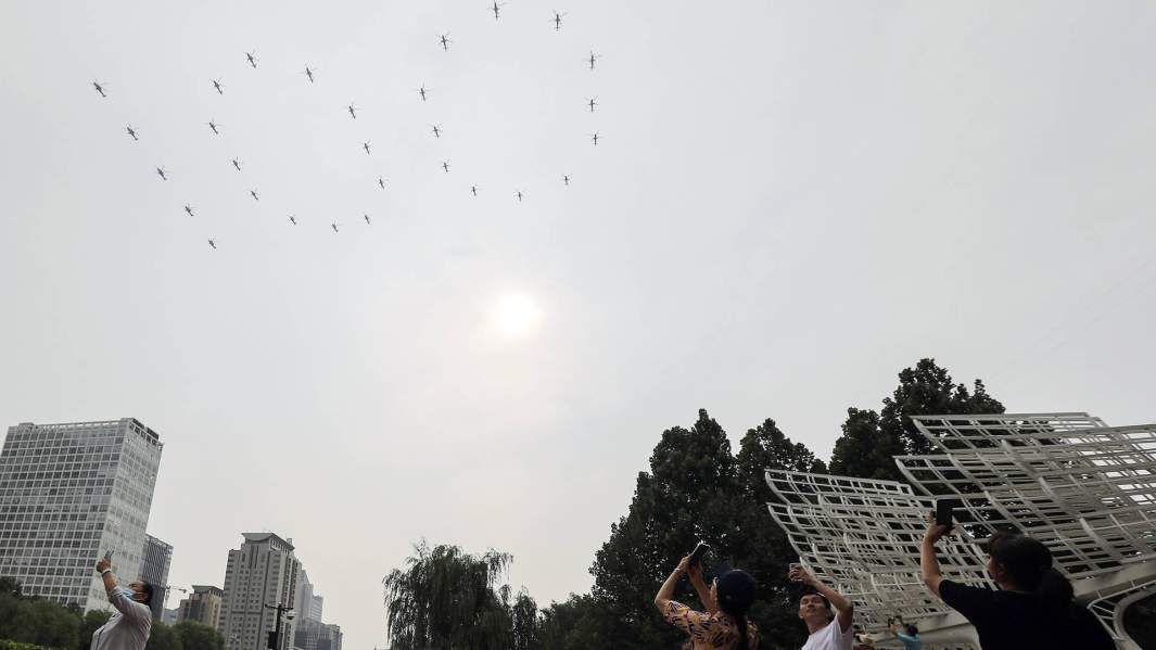 Вертолеты на праздновании в честь 100-летия Коммунистической партии Китая