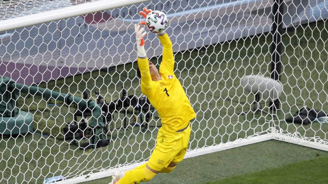 Вратать сборной Швейцарии Ян Зоммер в матче против команды Испании