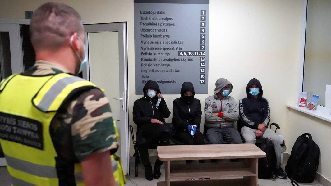 Литовские пограничники задерживают мигрантов, незаконно прибывающих из Белоруссии