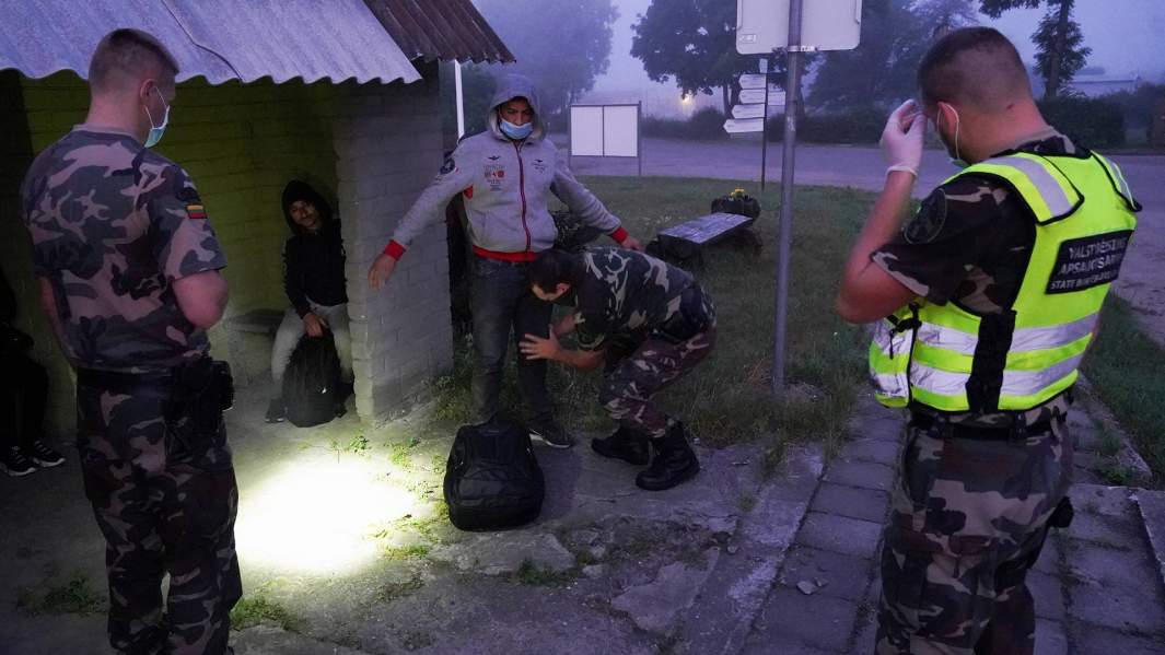 Литовские пограничники задерживают мигрантов на литовско-белорусской границе