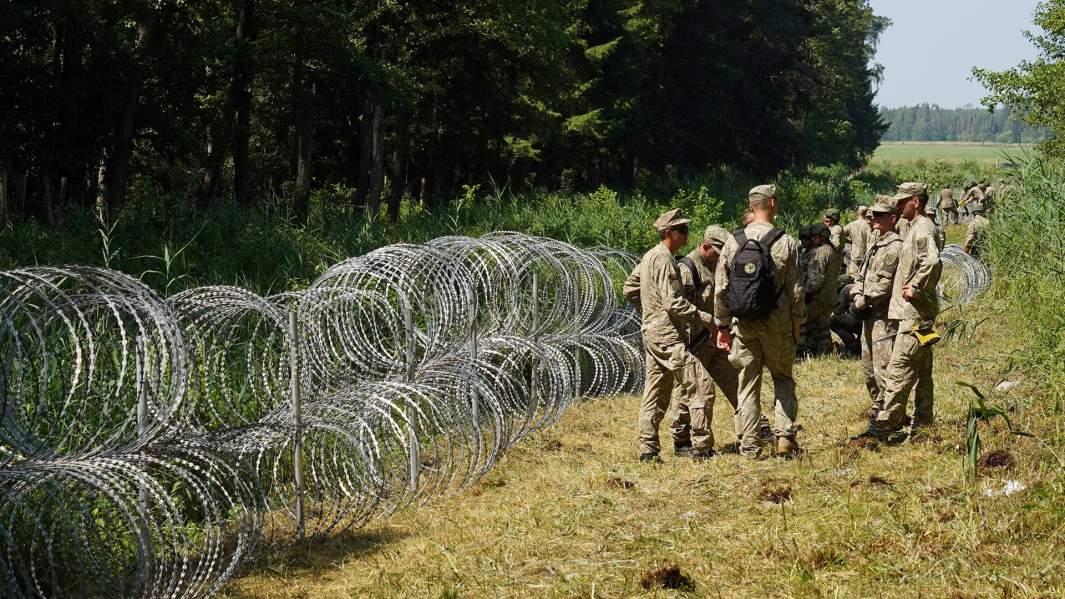 Граница из колючей проволоки между Литвой и Белоруссией