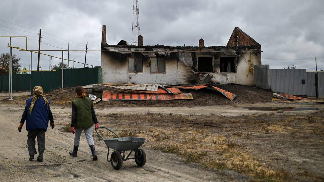 Пожарный просчет: сгоревшие на Урале деревни месяц жили в кольце огня