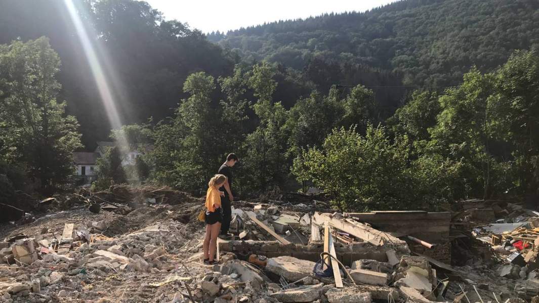 мальчик и девочка на руинах 