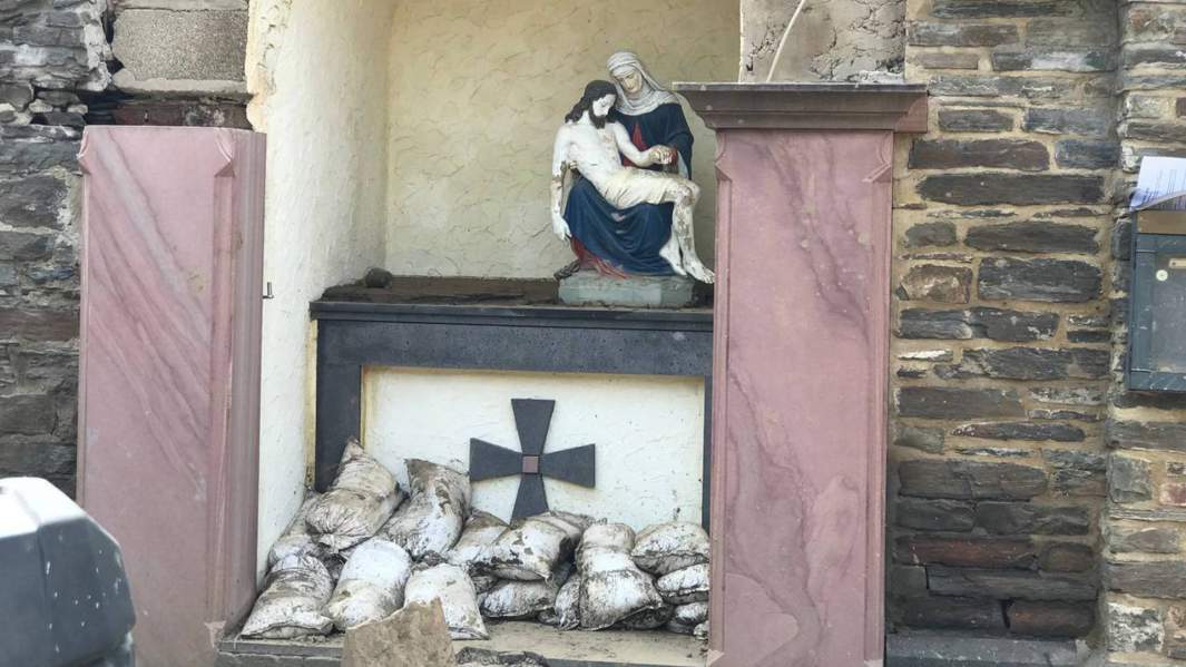 постамент Иисусу с мешками с песком