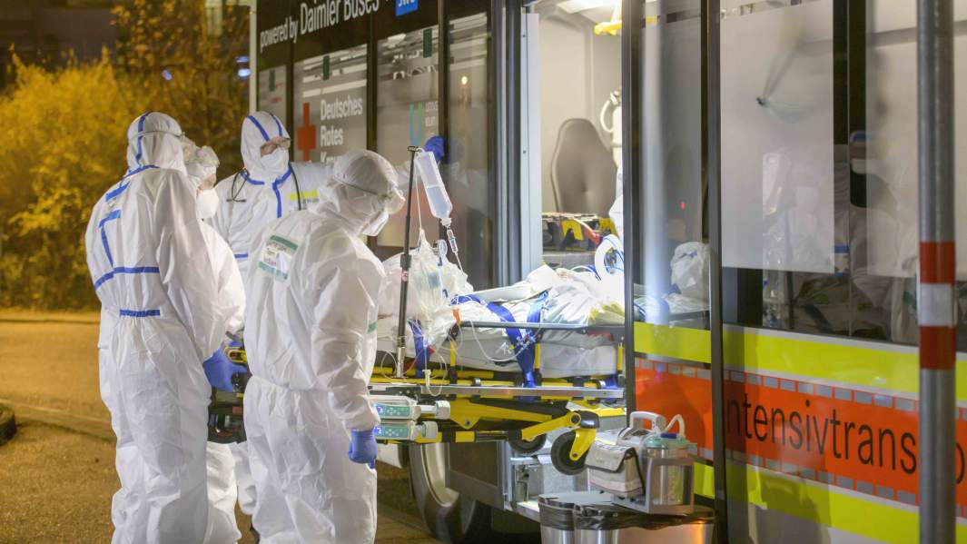Автомобиль для интенсивной терапии перевозит пациентов с COVID-19 из Гейдельберга в другие больницы, Германия
