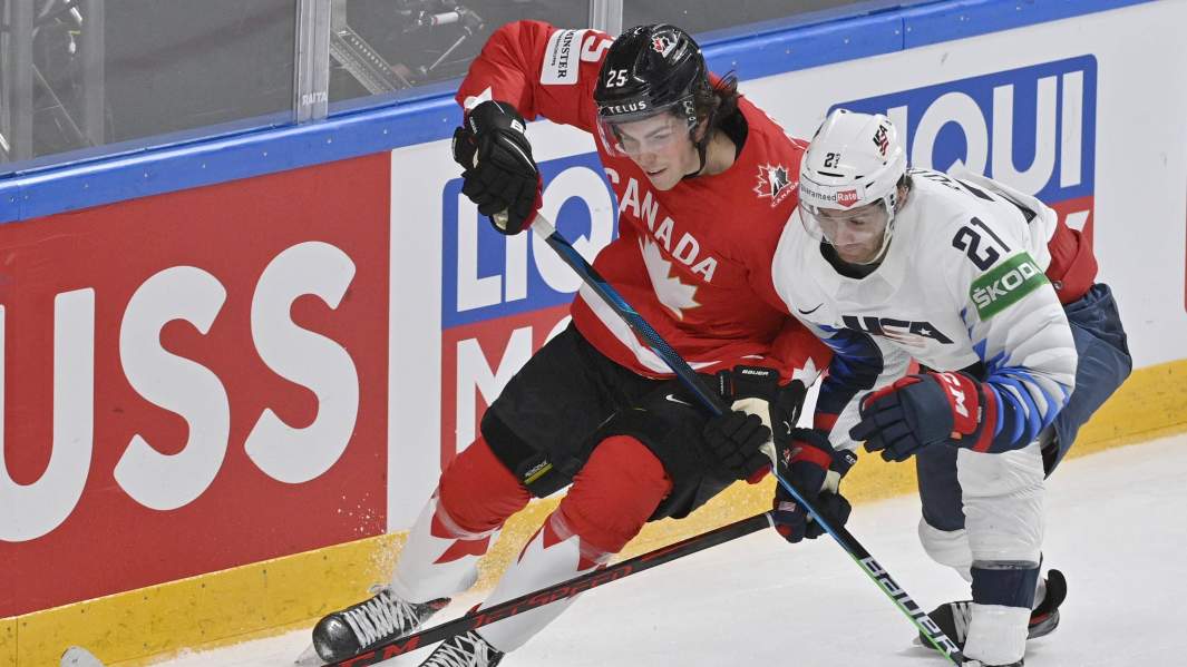 Слева направо Кевин Руни (Канада) и Оуэн Пауэр (США)  во время чемпионата мира по хоккею, Рига, Латвия
