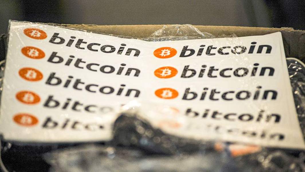 Наклейки с надписью Bitcoin