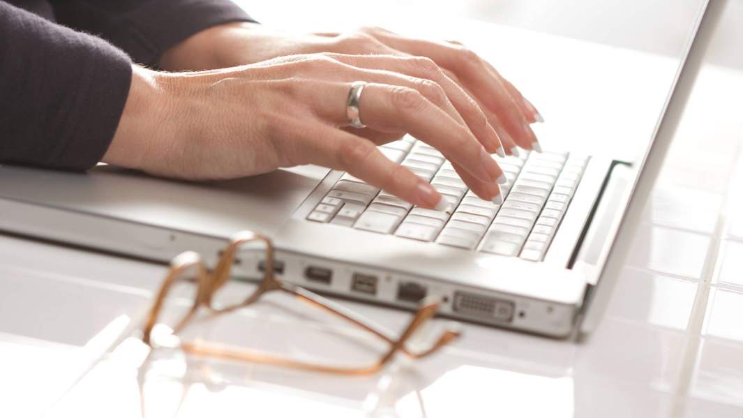 руки на клавиатуре ноутбука