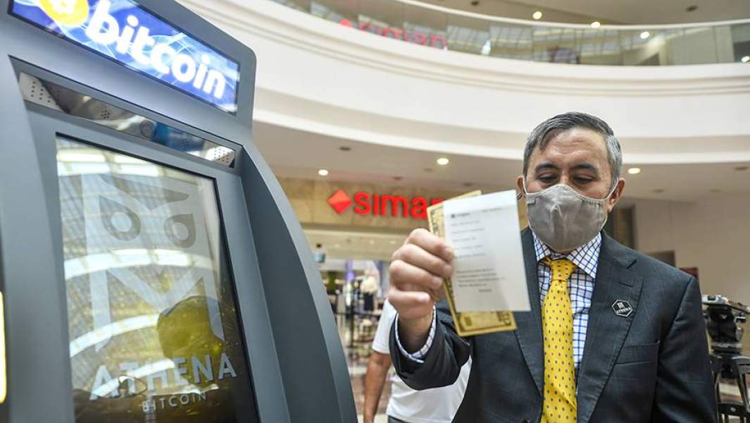 Биткоин-банкомат, установленный в одном из торговых центров Сан-Сальвадора