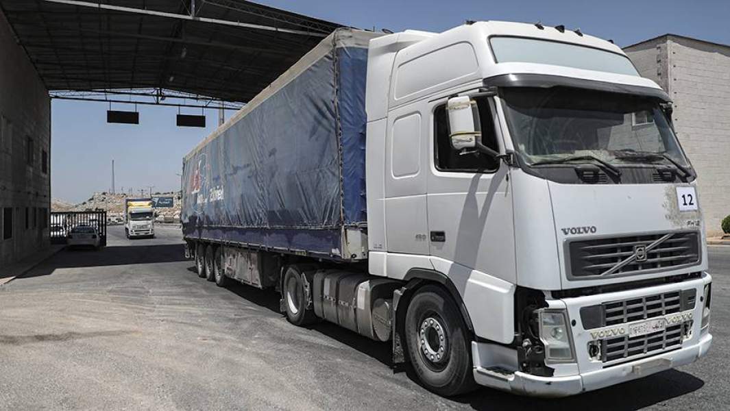 Грузовики с гуманитарной помощью на пропускном пункте «Баб эль-Хава» на границе с Турцией