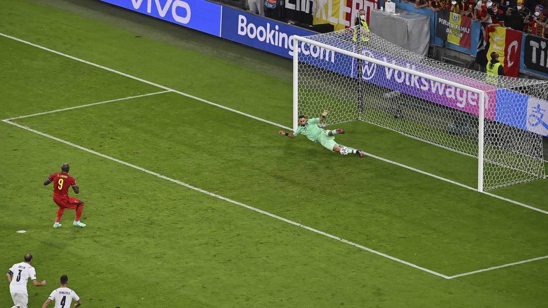 Ромелу Лукаку реализует пенальти