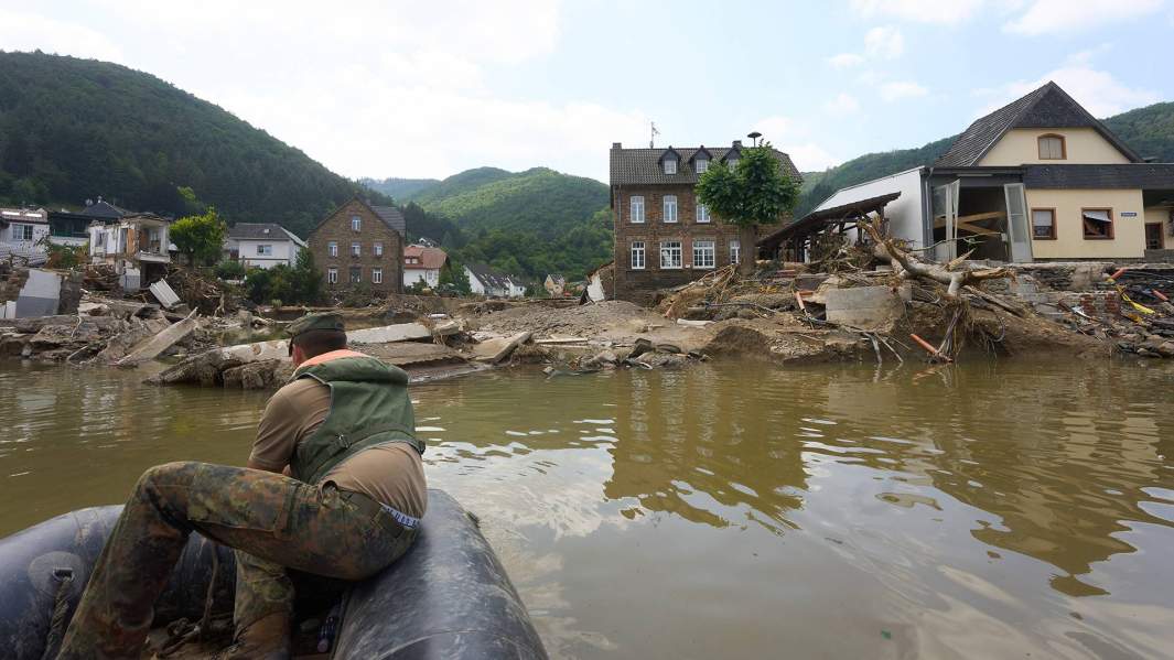 Уничтоженный наводнением мост через реку Ар в городе Рех