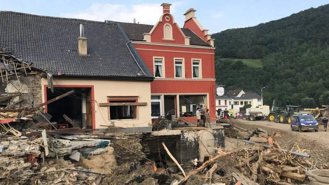 Разрушения в городе после наводнения