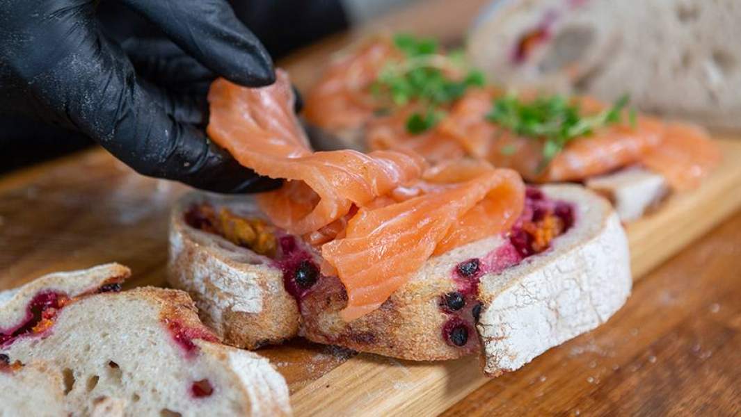 Смореброды на хлебе с северными ягодами