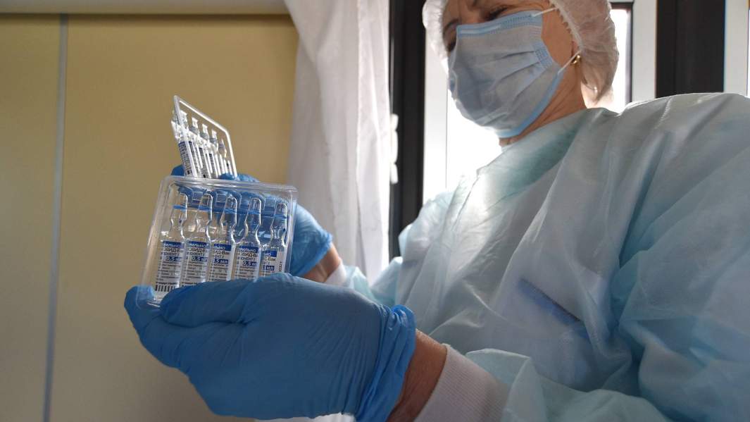 Вакцинация препаратом для профилактики коронавирусной инфекции в прививочном пункте