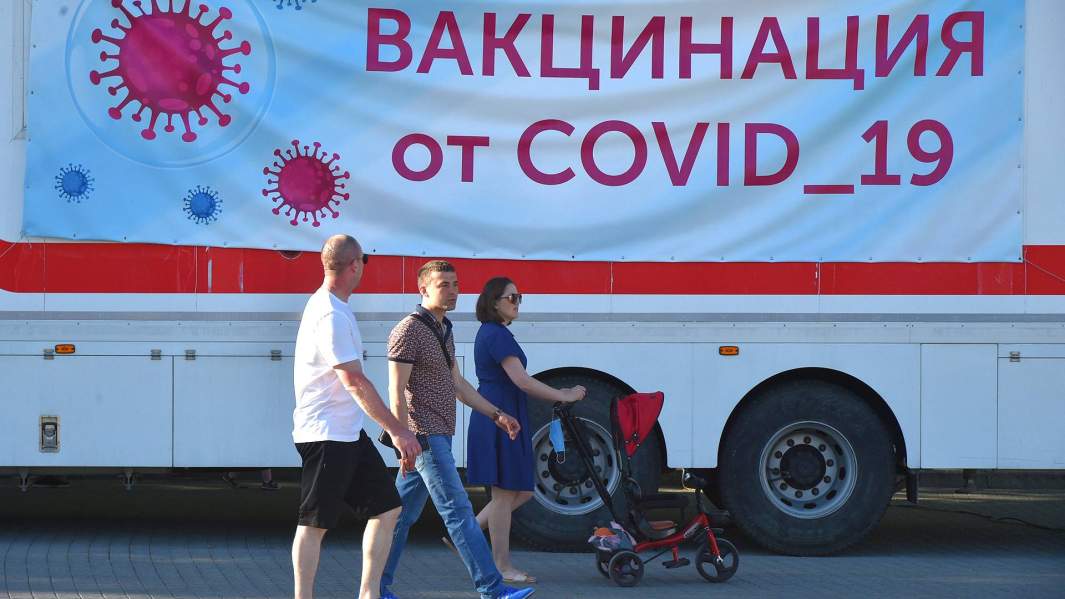 Вакцинация препаратом для профилактики коронавирусной инфекции в прививочном пункте