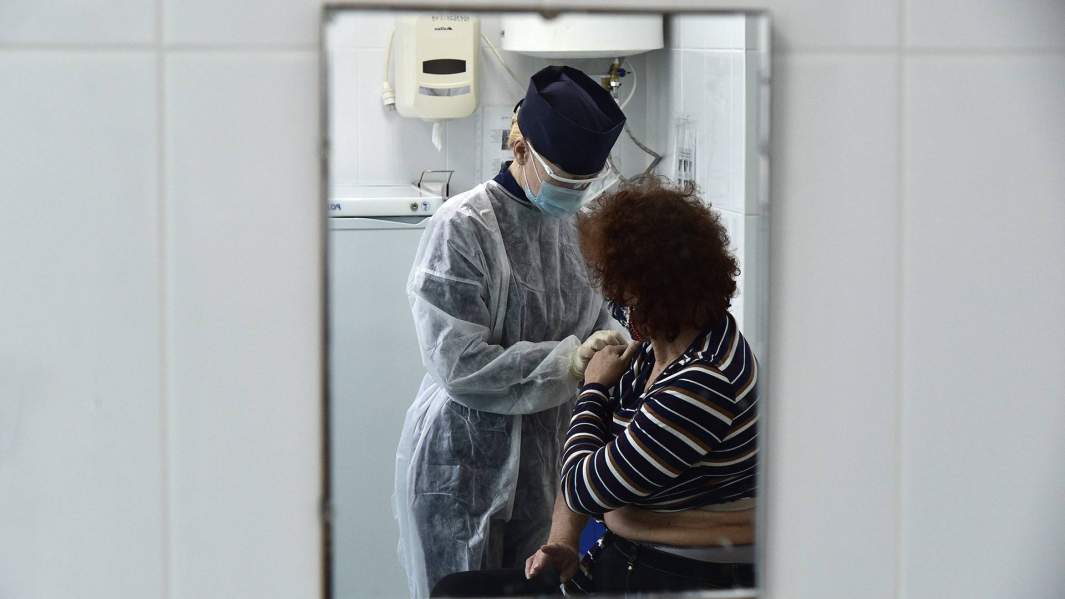 Вакцинация препаратом для профилактики коронавирусной инфекции в прививочном пункте