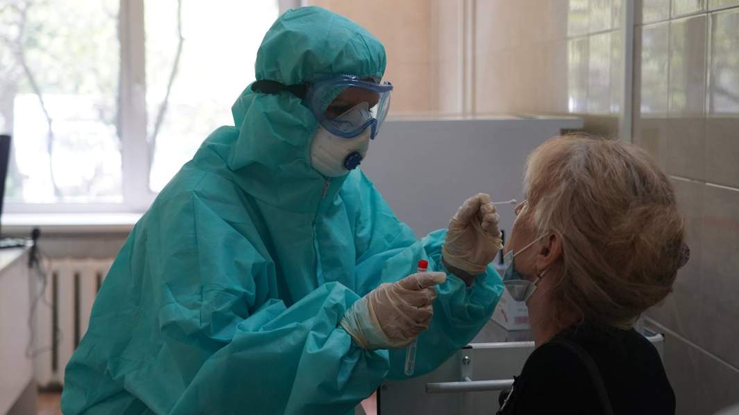 Самозащитная реакция: почему заболеваемость COVID-19 снова бьет рекорды