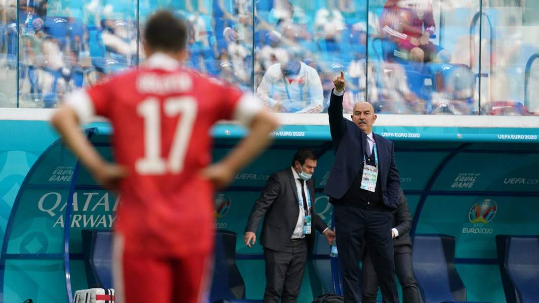 Главный тренер сборной России Станислав Черчесов во вреемя матча 2-го тура группового этапа чемпионата Европы по футболу 2020 между сборными Финляндии и России.