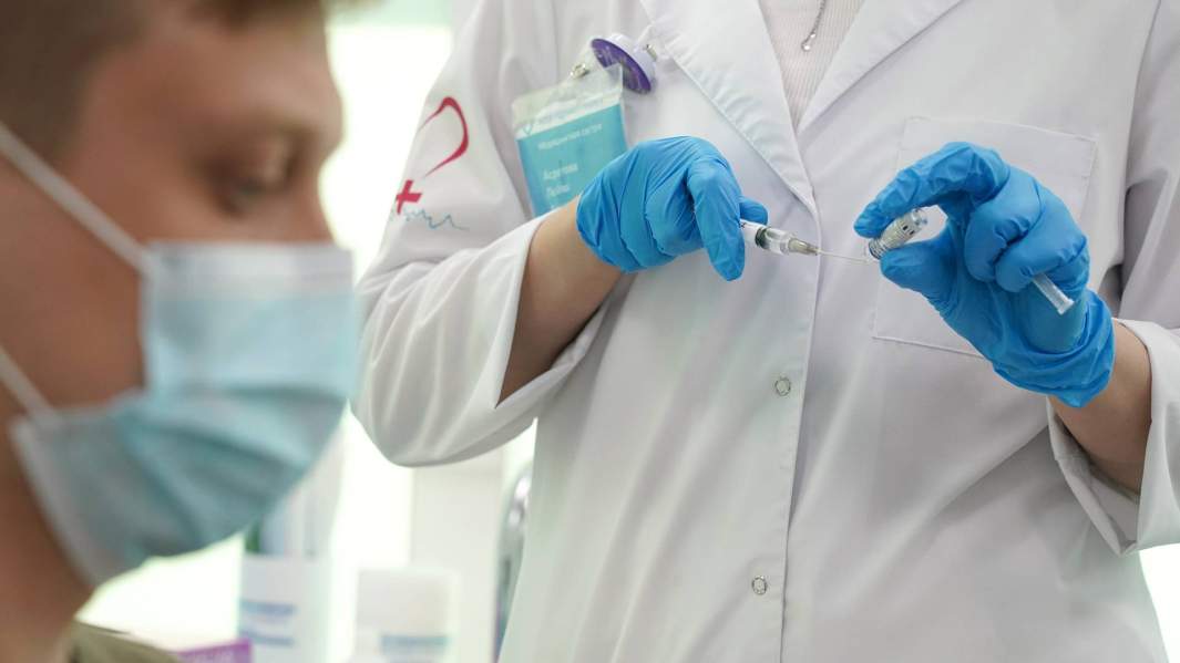 Вакцинация препаратом для профилактики коронавирусной инфекции в прививочном пункте