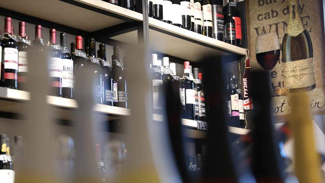 Вино на полке магазина