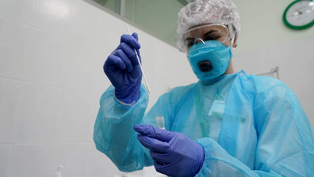 медсестра берет анализ на Covid-19