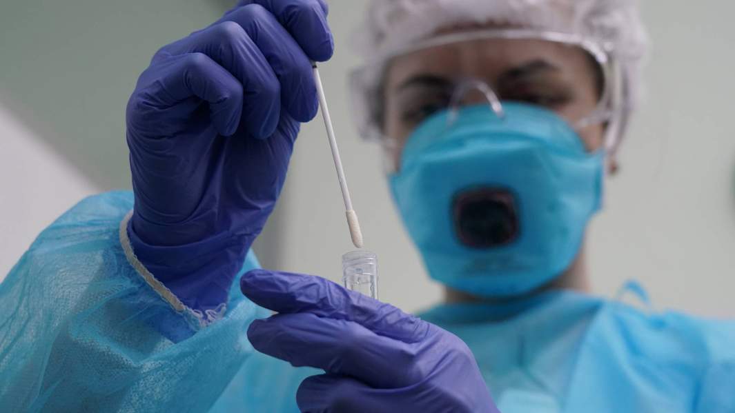 медсестра берет анализ на Covid-19