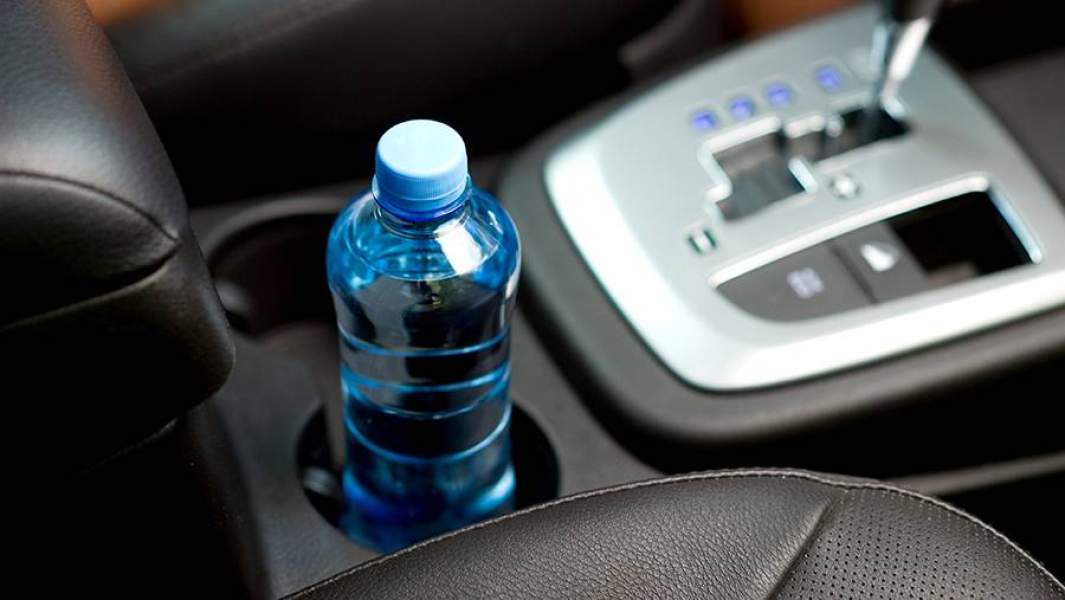 Бутылка воды в подстаканнике автомобиля