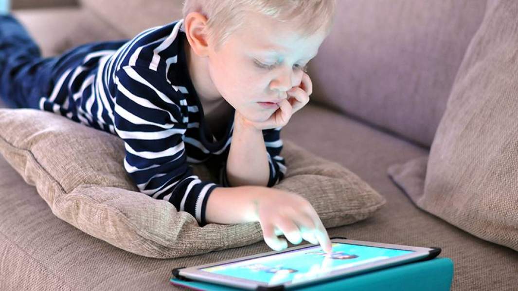 ребенок с планшетом 