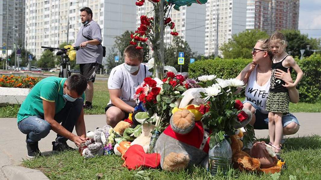 Стихийный мемориал на месте гибели детей в ДТП в Москве