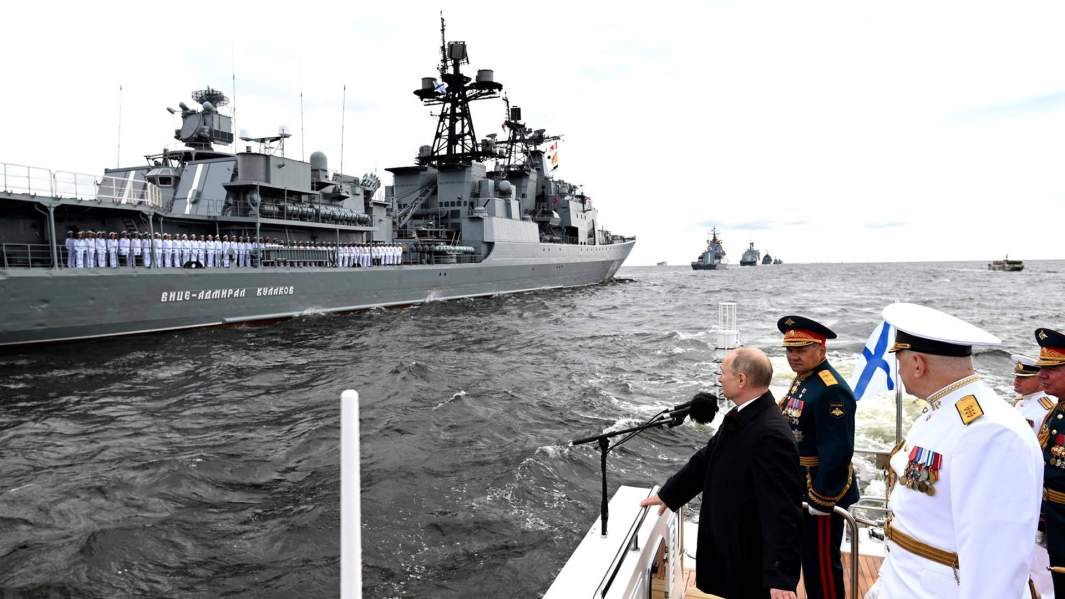 Владимир Путин на борту катера перед началом основной части Главного военно-морского парада в Санкт-Петербурге