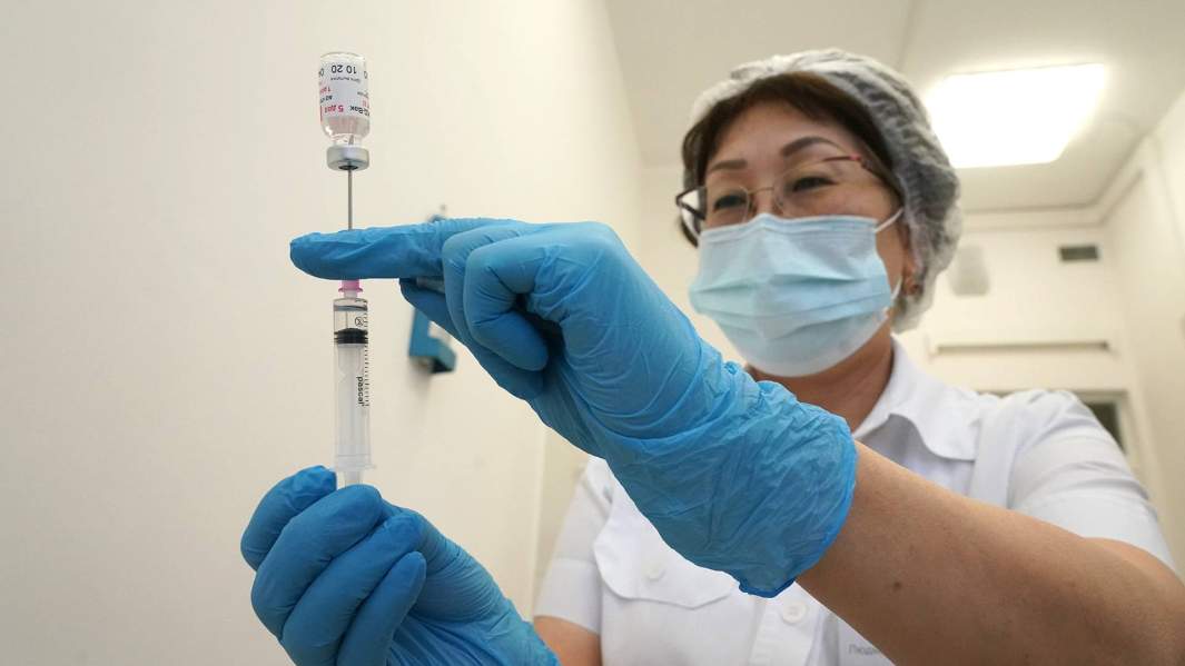 Вакцинация препаратом для профилактики коронавирусной инфекции в прививочном пункте