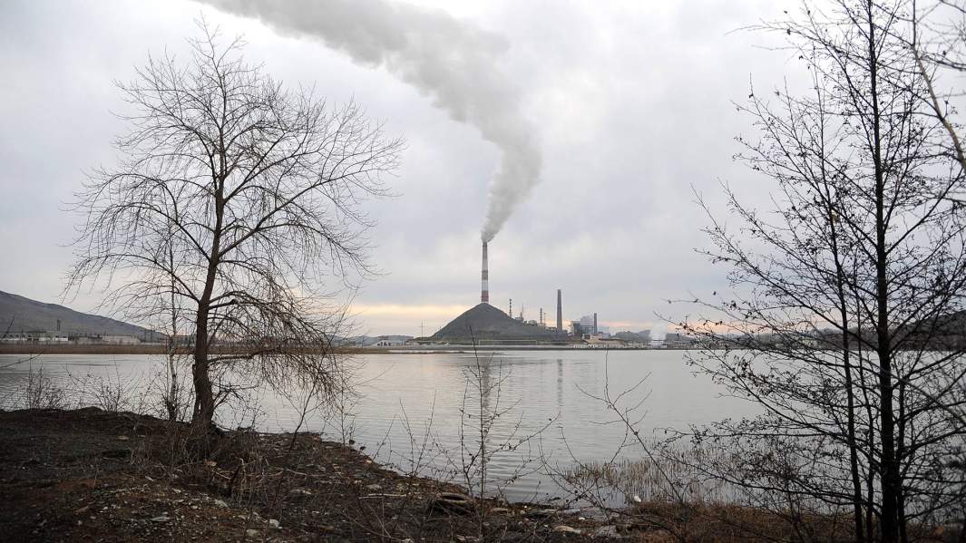 Вид на пруд в городе Карабаш Челябинской области