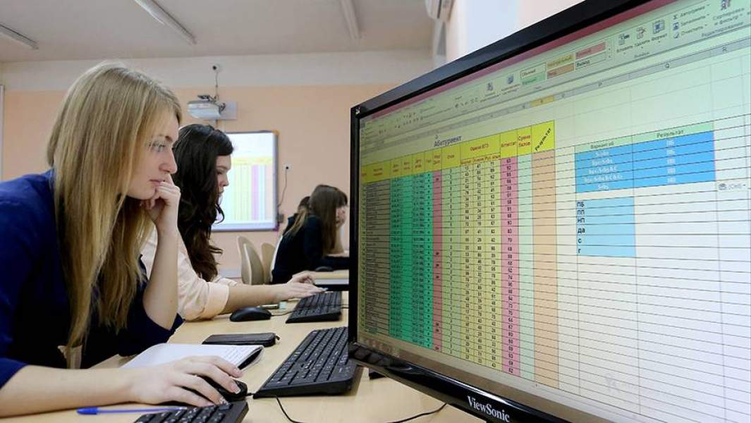 Школьники в Центре робототехники и информатики