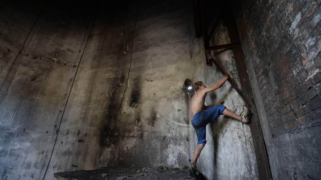 Местный житель во время сбора черного металла