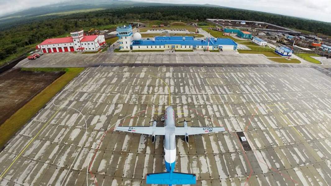 Самолет авиакомпании «Аврора» перед зданием аэропорта Итуруп