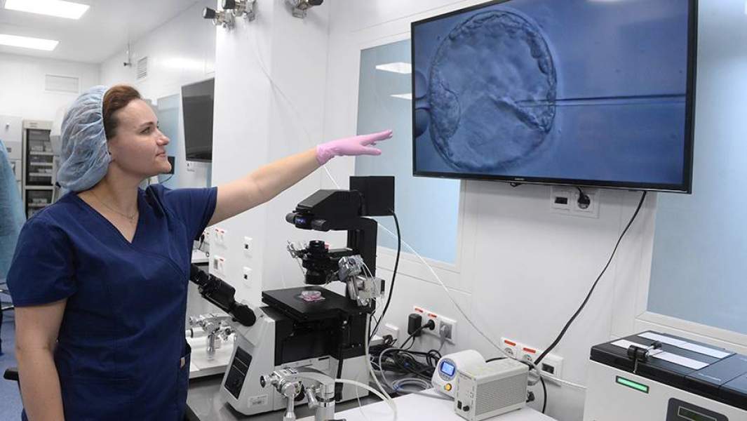 Сотрудница Центра вспомогательных репродуктивных технологий 