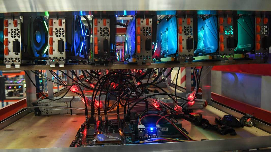 Стеллажи с фермами для майнинга криптовалют