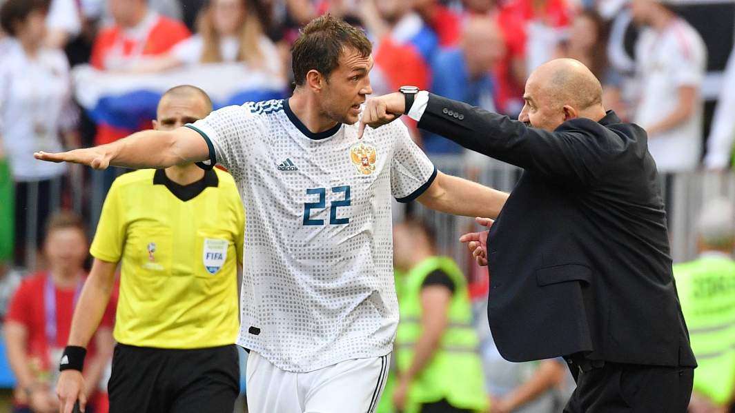 Артем Дзюба и главный тренер сборной России Станислав Черчесов в матче чемпионата мира по футболу между сборными Испании и России