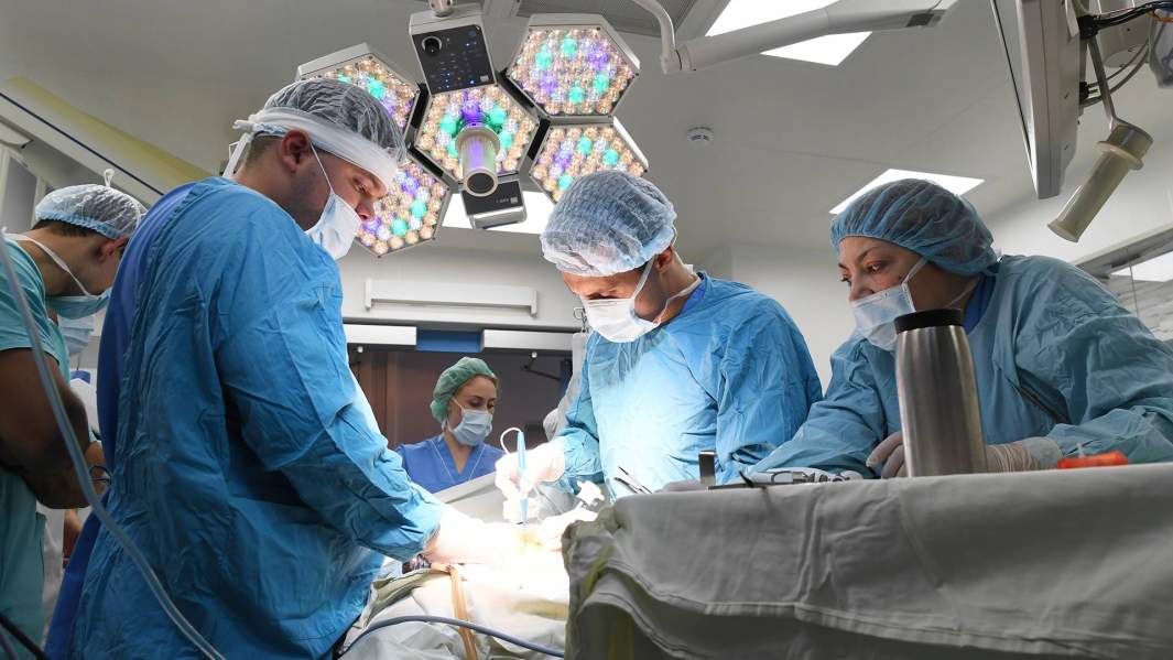 Медики во время операции