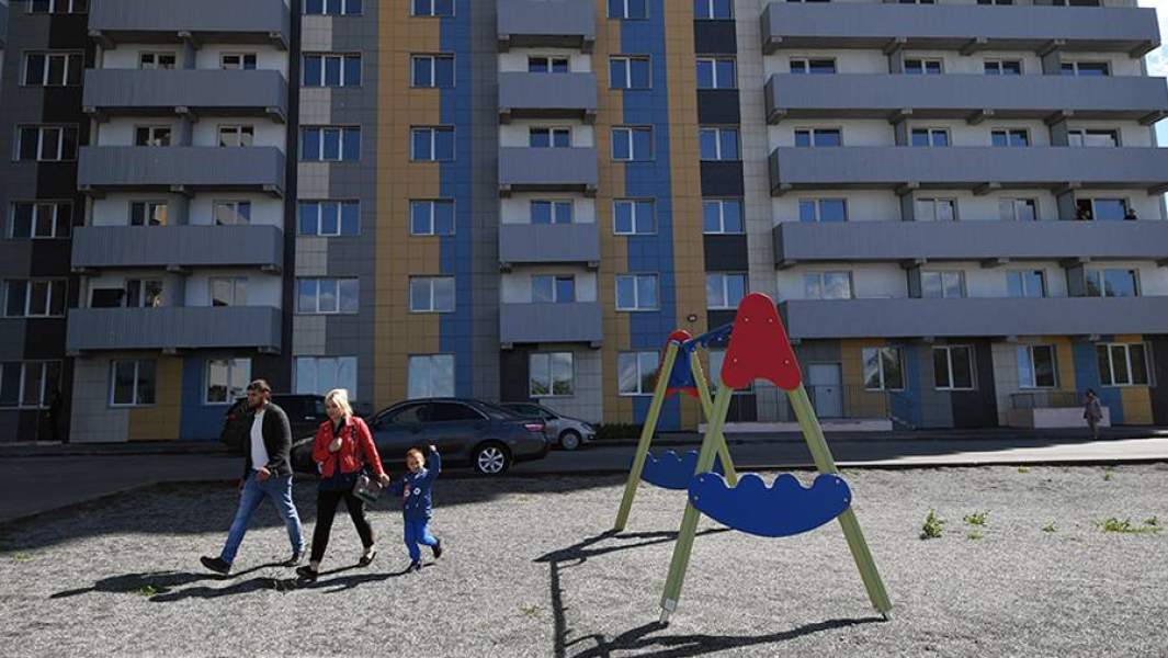 Семья во дворе нового дома