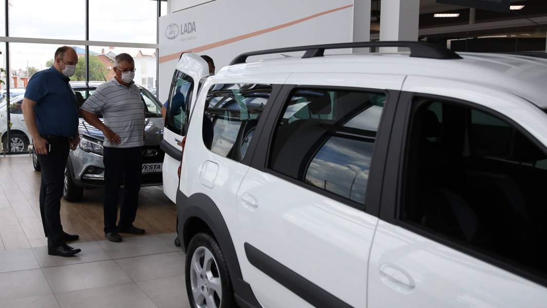 Покупатели в автосалоне